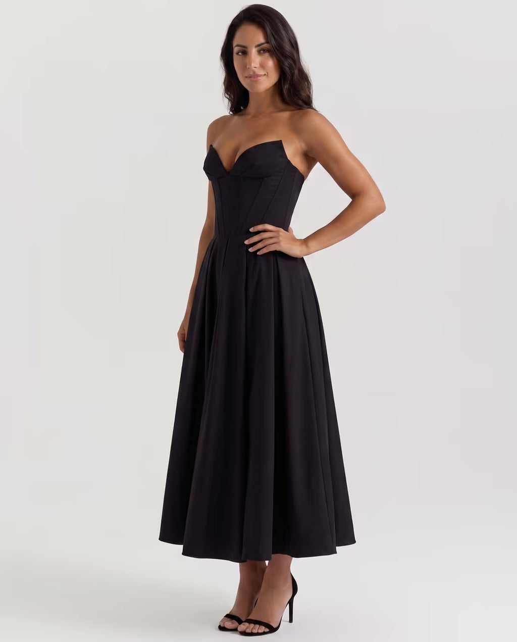 Amalfi Black — pose