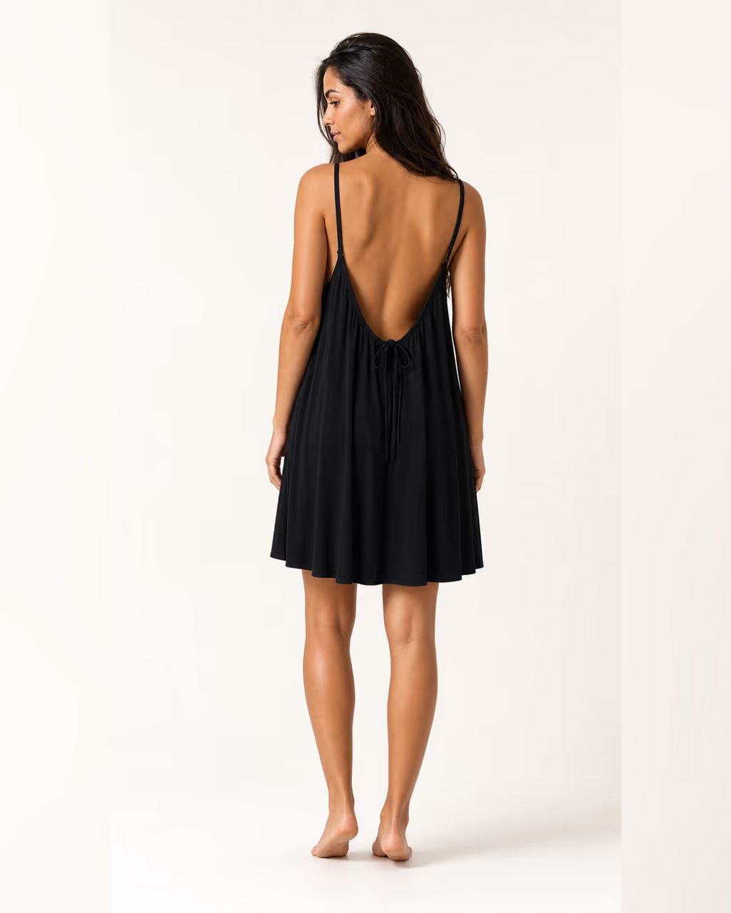 Vestido Sienna espalda al aire Negro versión corta, espalda con lazo ajustable